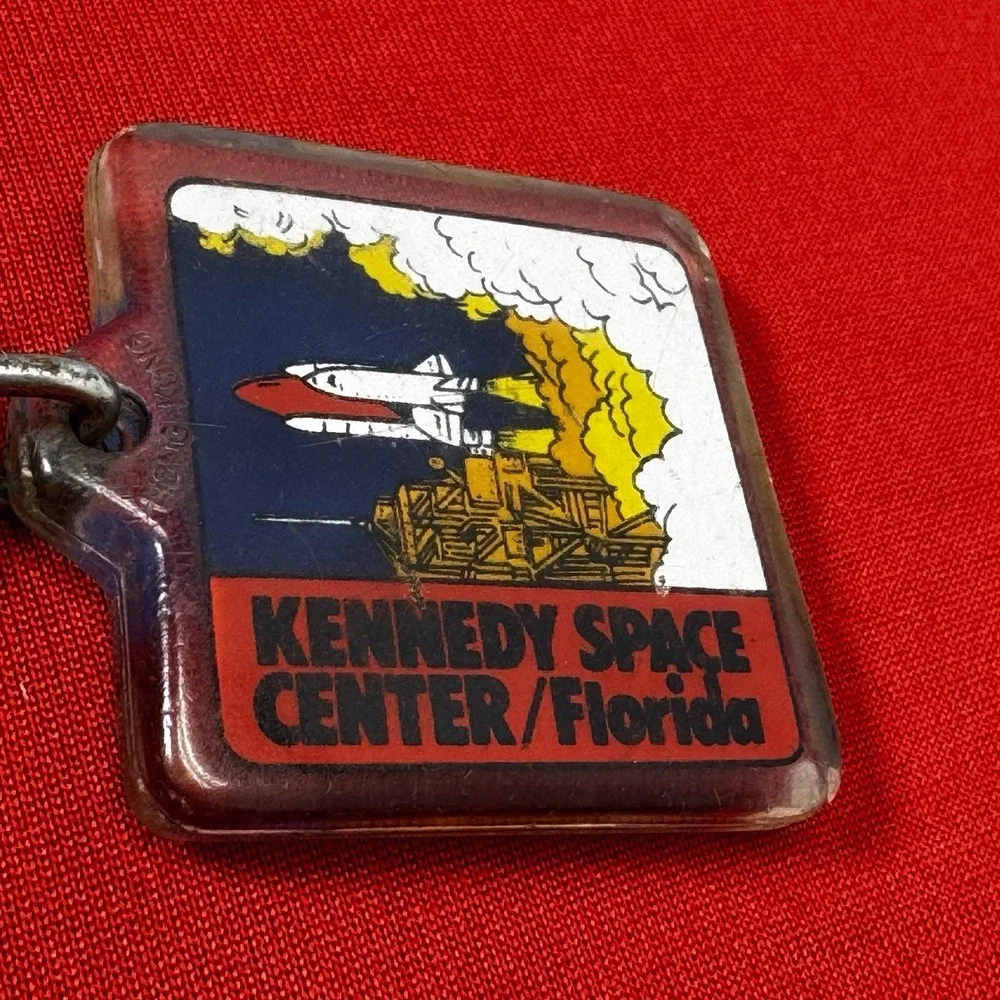 Vintage Kennedy Space‎ Center- Space Shuttle Keychain